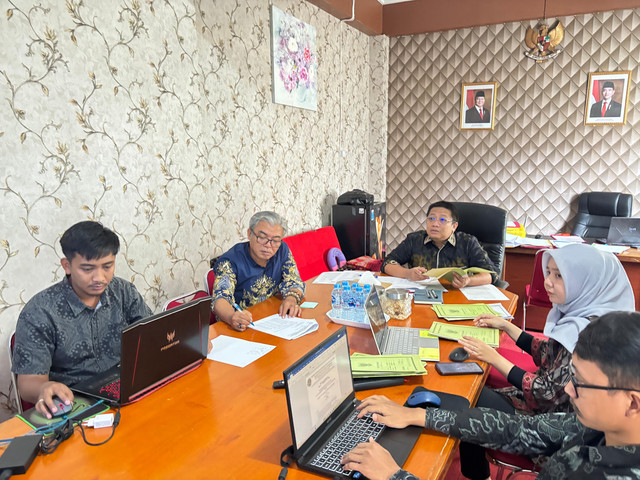 Rapat telaah permintaan data terkait HGU yang digelar Kantah Sekadau. Foto: Dok. Kantah Sekadau
