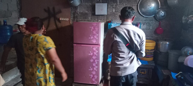 Polisi mendatangi lokasi kediaman korban yang tewas kesetrum arus aliran listrik kulkas. Foto: Dok. Polsek Sutera
