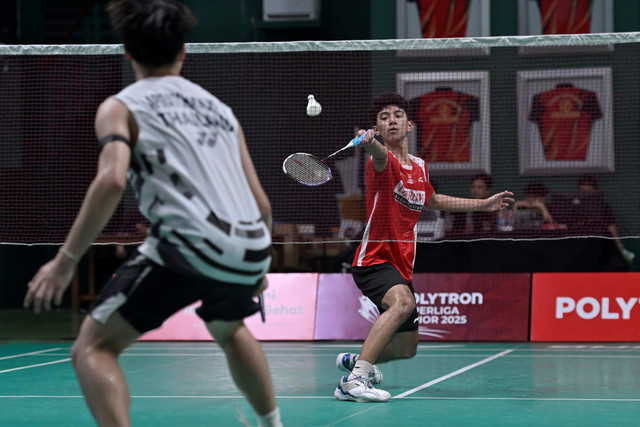 Aksi Raditya Bayu Wardhana saat membawa PB Djarum A melenggang ke partai puncak U-19 Putra usai mengubur asa Banthongyord (Thailand) di babak empat besar dengan meraih kemenangan 3-1 pada Polytron Superliga Junior 2025. Foto: Djarum