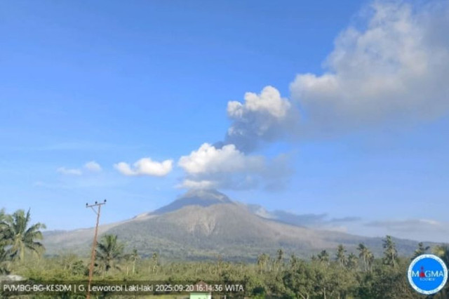 Gunung Lewotobi Laki-laki di Kabupaten Flores Timur (Flotim), Nusa Tenggara Timur (NTT) erupsi pada Sabtu (20/9/2025) pukul 16.12 WITA.
 Foto: ANTARA/HO-PVMBG
