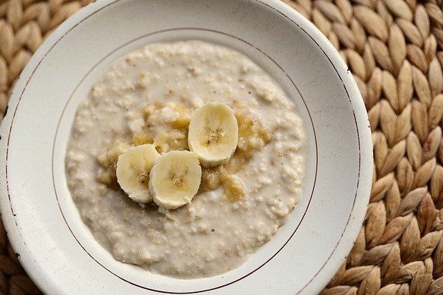 Makanan untuk Jenguk Orang Sakit. Foto Bubur. Sumber: Pixabay/congerdesign