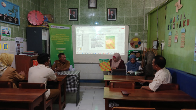 Pengenalan Boardgame BentengSuro kepada Guru SLB Karya Bhakti Sumber Dokumen Pribadi 