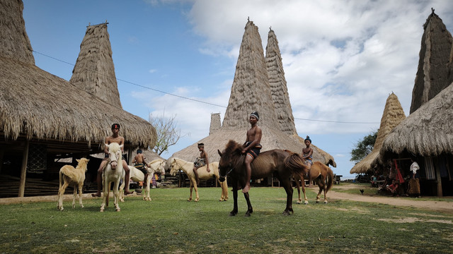 Hasil foto Xiaomi 15T Pro, memotret suasana Desa Adat Ratenggaro di Sumba, NTT. Foto: kumparan/Thomas Bosco