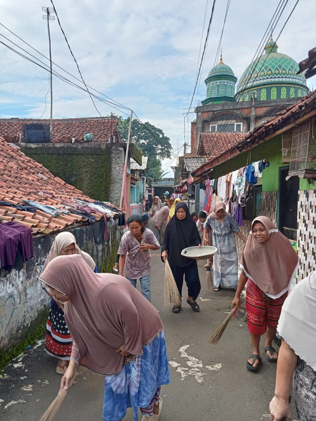 Warga Desa Cibuntu membersihkan lingkungan dalam aksi serentak World Clean Up Day, Sabtu (20/9/2025).