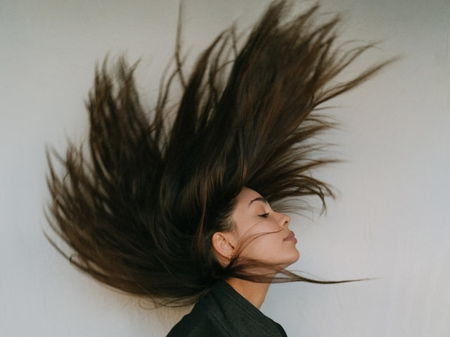 Ilustrasi vitamin rambut Makarizo untuk rambut kering dan mengembang. Sumber: unsplash.com/ViniciusAmnxAmano.