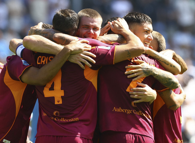 Lorenzo Pellegrini dari AS Roma merayakan gol pertamanya bersama rekan satu timnya pada pertandingan Liga Italia antara Lazio vs AS Roma di Stadio Olimpico, Roma, Italia, Minggu (21/9/2025). Foto: Ciro De Luca/REUTERS
