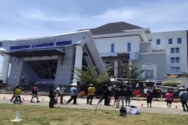 Teras Gedung Kantor Pemerintah Terpadu Kabupaten Brebes, Jawa Tengah, ambruk, Minggu di Brebes (21/9/2025). Foto: HO-warga/ANTARA