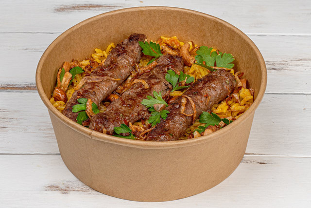 5 Nasi kuning enak di Makassar. Foto nasi kuning dengan lauk daging. Sumber: Pexels/Denys Gromov