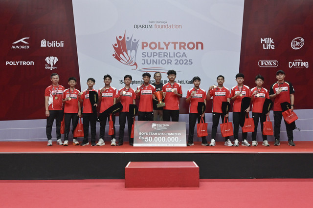 Tim U-15 Putra PB Djarum menjadi juara dan merengkuh piala bergilir Sigit Budiarto pada perhelatan Polytron Superliga Junior 2025 di GOR Djarum, Minggu (21/9/2025). Foto: Dok. PB Djarum