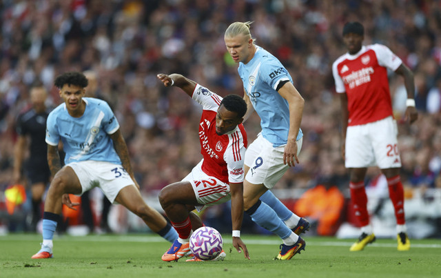 Jurrien Timber dari Arsenal beraksi bersama Erling Haaland dari Manchester City pada pertandingan Liga Inggris antara Arsenal vs Manchester City di Stadion Emirates, London, Inggris, Minggu (21/9/2025). Foto: Matthew Childs/REUTERS