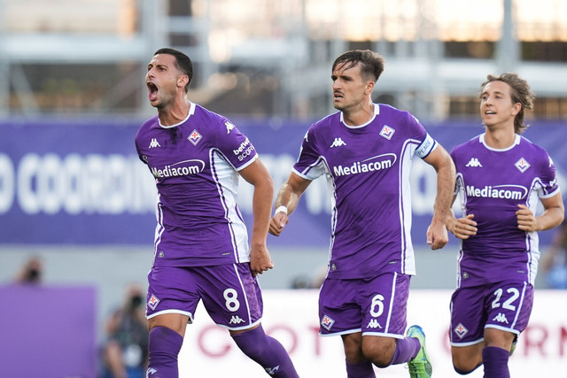 Selebrasi pemain Fiorentina usai mencetak gol ke gawang Como pada pertandingan Liga Italia di Stadion Artemio Franchi, Florence, Italia, Minggu, (21/9/2025). Foto: Massimo Paolone/LaPresse via AP
