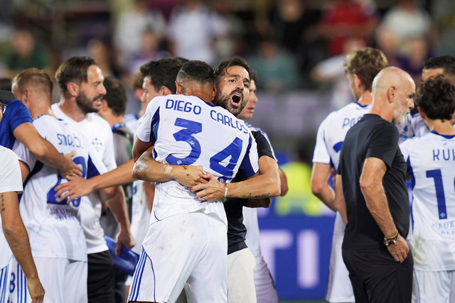 Selebrasi pemain Como usai menang melawan Fiorentina pada pertandingan Liga Italia di Stadion Artemio Franchi, Florence, Italia, Minggu, (21/9/2025). Foto: Massimo Paolone/LaPresse via AP