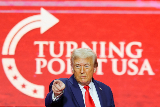 Presiden AS Donald Trump memberikan sambutan saat menghadiri upacara peringatan untuk komentator konservatif Charlie Kirk yang tewas terbunuh di Stadion State Farm, Glendale, Arizona, AS, Minggu (21/9/2025). Foto: Daniel Cole/REUTERS 