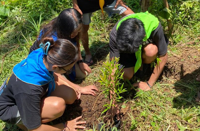 Kegiatan tanam pohon yang digelar Kelompok Pecinta Alam di Kota Manado dalam rangka peringatan Hari Perlindungan Ozon Internasional.