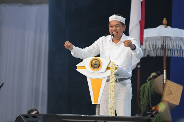 Gubernur Jawa Barat Dedi Mulyadi memberikan sambutan pada Peluncuran Program Penguatan Ekosistem Perumahan "Imah Merenah, Hirup Tumaninah", serta Sosialisasi KUR Perumahan di Sabuga, Kota Bandung, Kamis (18/9/2025). Foto: Biro Adpim Jabar