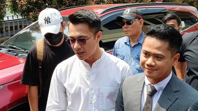 Eza Gionino tiba di Pengadilan Agama Cibinong, Senin (22/9/2025). Foto: Aprilandika Pratama/kumparan