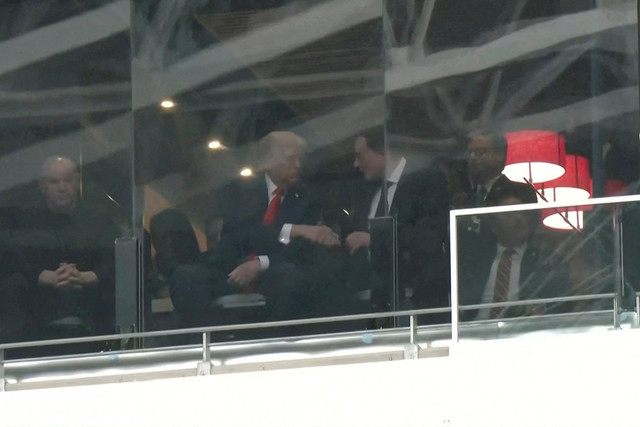 Presiden AS Donald Trump berjabat tangan dengan CEO Tesla Elon Musk saat menghadiri upacara peringatan untuk komentator konservatif Charlie Kirk yang tewas terbunuh di sebuah skybox di Stadion State Farm, Glendale, Arizona, AS, Minggu (21/9/2025). Foto: REUTERS