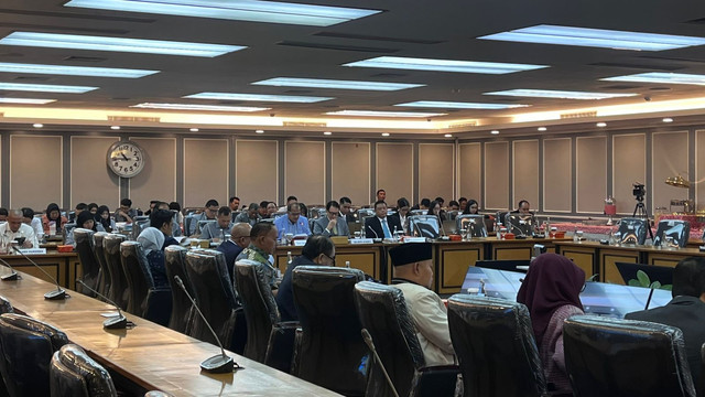 Komisi XIII DPR RI rapat bersama pemerintah membahas RUU tentang pengesahan perjanjian antara Republik Indonesia dan Federasi Rusia tentang ekstradisi, Senin (22/9/2025). Foto: Haya Syahira/kumparan