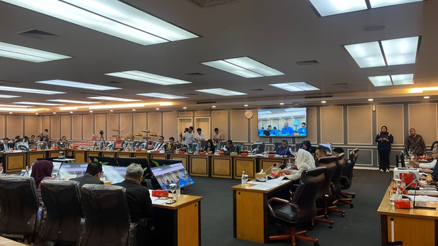 Komisi XIII DPR RI rapat bersama pemerintah membahas RUU tentang pengesahan perjanjian antara Republik Indonesia dan Federasi Rusia tentang ekstradisi, Senin (22/9/2025). Foto: Haya Syahira/kumparan