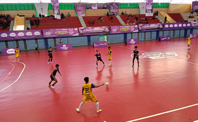 Final regional AXIS Nation Cup (ANC) 2025. SMKN 2 Surabaya menjadi pemenang babak ini dan berhak melaju ke grand final yang akan berlangsung di Istora Senayan, Gelora Bung Karno, Jakarta, pada 11 Oktober 2025 mendatang. Foto: Masruroh/Basra