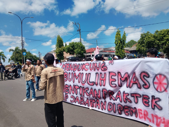 Sejumlah massa saat menggelar aksi unjuk rasa dengan membentangkan spanduk bertuliskan 'Mendukung Prabumulih Emas, Menghentikan Praktek Rangkap Jabatan di Pemda'. Foto : Istimewa