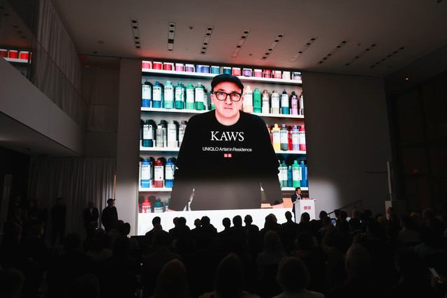 Seniman kontemporer KAWS atau Brian Donnelly diumumkan sebagai Artist in Residence Pertama Uniqlo pada acara perayaan Uniqlo LifeWear di Museum of Modern Art (MoMA) New York, Senin (15/9/2025). Foto: UNIQLO