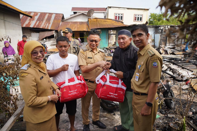Wali Kota Pontianak Edi Rusdi Kamtono menyerahkan bantuan kepada korban kebakaran di Gang Su'ada Kelurahan Banjar Serasan Kecamatan Pontianak Timur. Foto: Dok. Prokopim Pemkot Pontianak