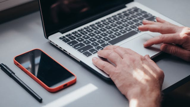 Ilustrasi cara cek bansos. Foto: Unsplash