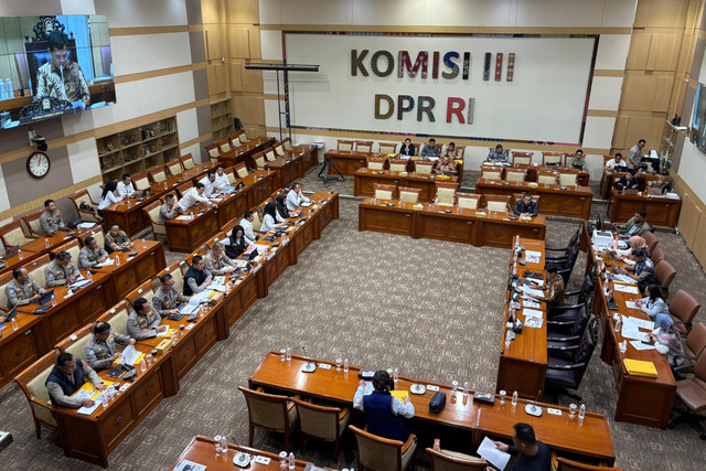 Komisi III DPR RI rapat kerja bersama Kadiv Hubinter Polri, Irjen Amur Chandra dan Direktur PPA PPO Polri, Brigjen Nurul Azizah di Kompleks Parlemen, Senayan, Jakarta Pusat pada Senin (22/9/2025). Foto: Abid Raihan/kumparan