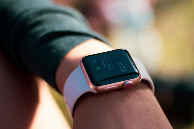 Ilustrasi smartwatch yang ada kamera terbaru 2025. Foto: Pexels 