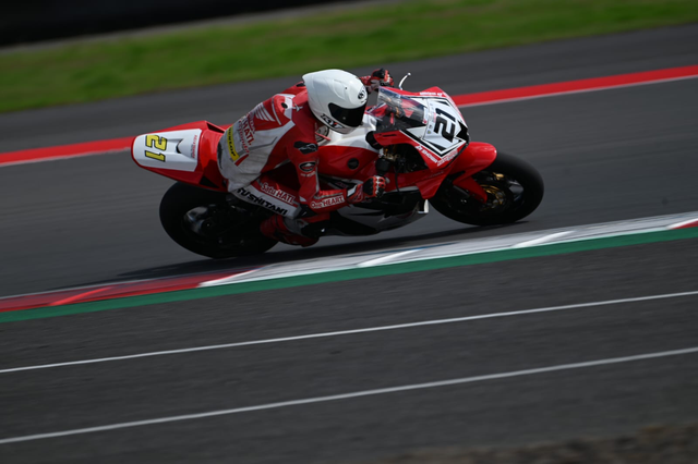 Pembalap Astra Honda Racing Team (AHRT), M. Adenanta Putra berhasil menempati posisi kedua seri Keempat Mandalika Racing Series (MRS) 2025 dengan motor CBR600RR. Foto: Dok. Istimewa