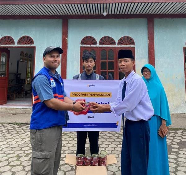 Penyerahan Kornet Daging Sapi untuk Masyarakat pelosok Kepulauan Meranti (Sumber : DT Peduli)
