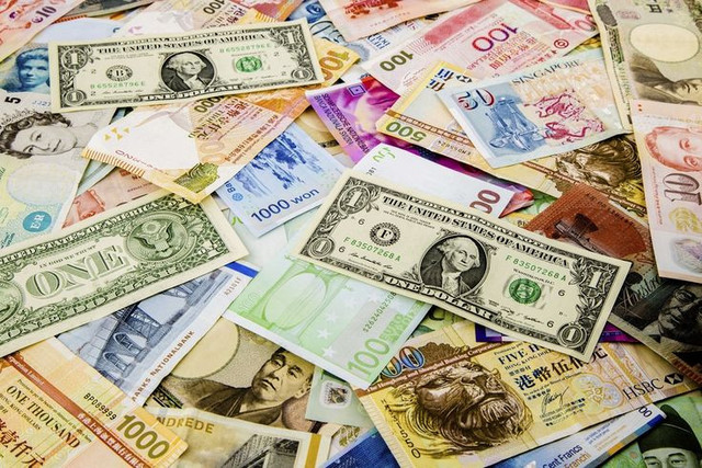 Ilustrasi mata uang yang menggambarkan konsep ekonomi mikro (sumber:https://www.pexels.com) 