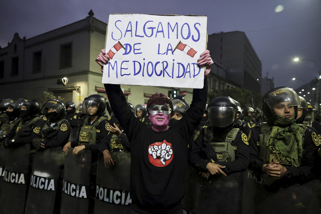 Seorang pengunjuk rasa mengangkat plakat selama protes terhadap pemerintahan Presiden Peru Dina Boluarte di Lima, Peru, Minggu (21/9/2025). Foto: Sebastian Castaneda/REUTERS