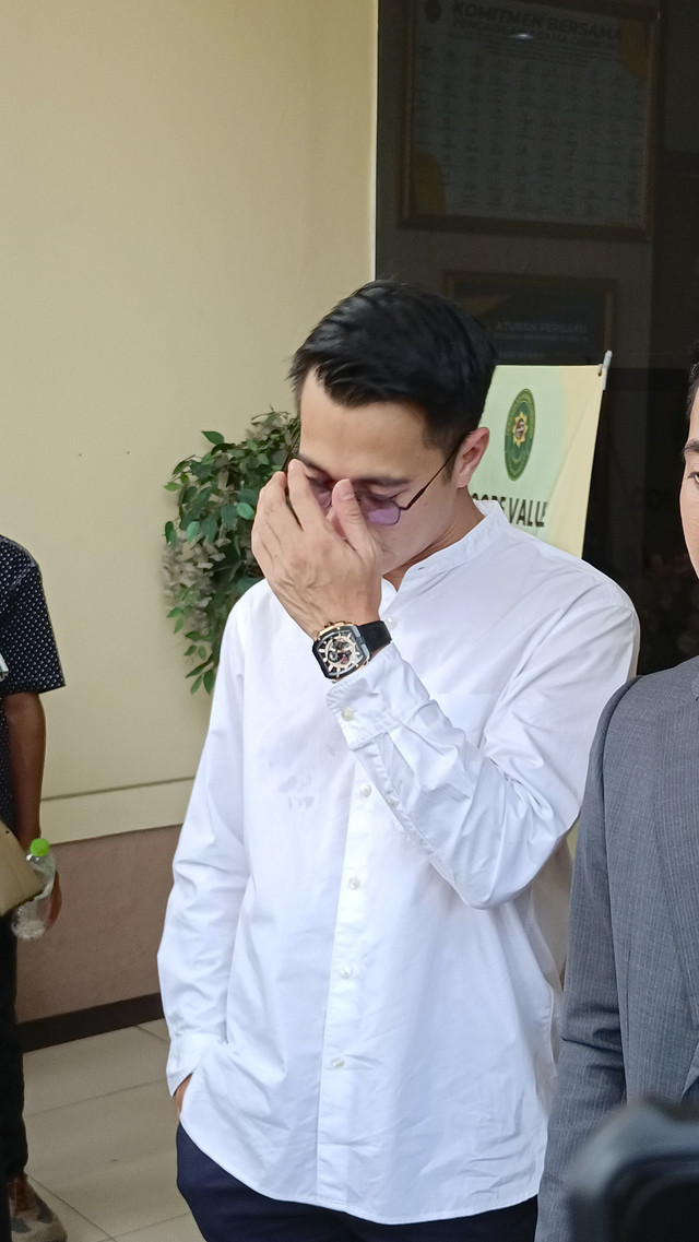 Pesinetron Eza Gionino usai hadiri sidang cerai di Pengadilan Agama Cibinong. Foto: Aprilandika Pratama/kumparan