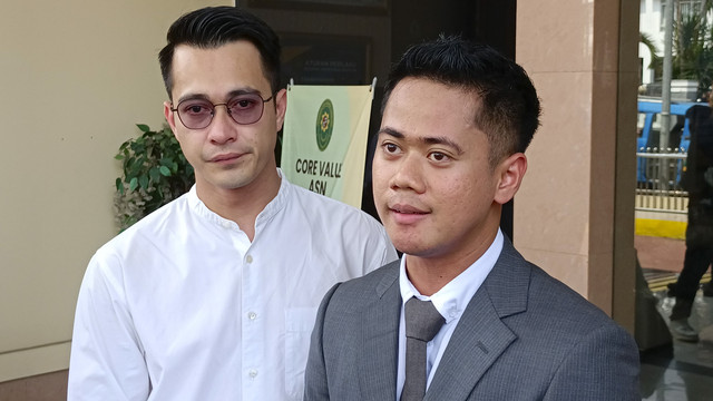 Pesinetron Eza Gionino usai hadiri sidang cerai di Pengadilan Agama Cibinong. Foto: Aprilandika Pratama/kumparan