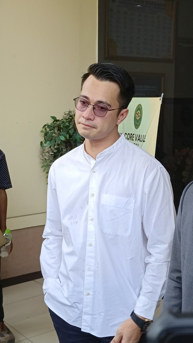 Pesinetron Eza Gionino usai hadiri sidang cerai di Pengadilan Agama Cibinong. Foto: Aprilandika Pratama/kumparan