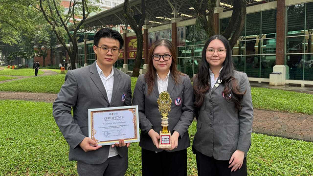 Anjarico Marlienardo (2024) dan Valerie Elaine Tamzil (2024) dari Fakultas Hukum Universitas Pelita Harapan (FH UPH) berhasil meraih Juara 3 sekaligus membawa pulang penghargaan Juara 2 Best Oralist di International Moot Court Competition (INTERNATION) 2025 di Universitas Airlangga.