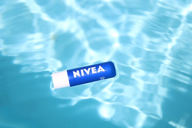 Ilustrasi rekomendasi lip balm tidak berwarna. Sumber: unsplash.com/Arthur Pereira