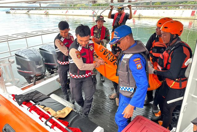 Tim SAR dan Polres Simosir mengevakuasi dua korban tenggelam di Perairan Danau Toba, Samosir, Senin (22/9/2025). Foto: Polres Samosir