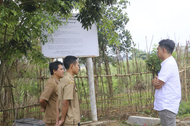 Kepala Dinas Pemberdayaan Masyarakat dan Desa (DPMDesa) Provinsi Jabar, Mochamad Ade Afriandi saat meninjau Desa Sukaharja, Kecamatan Sukamakmur, Kabupaten Bogor, Jawa Barat, Senin (22/9/2025). Foto: Dok. Pemprov Jabar