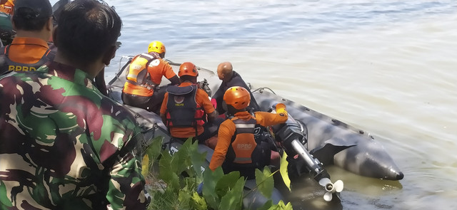 Dua pria dilaporkan tenggelam saat mencari ikan di Sungai Gunungsari, Surabaya, Senin (22/9/2025). Satu di antaranya telah ditemukan dalam keadaan tewas. Foto: Farusma Okta Verdian/kumparan