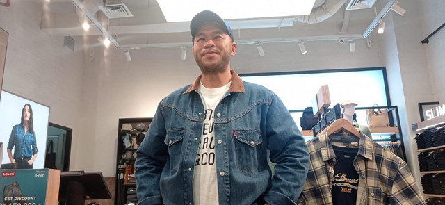 Country Marketing Lead Levi's, Strauss Indonesia, Stiffen Andika Kusuma saat berada di Original Levi’s Store, Palembang Icon Mall. Foto : Abdullah Toriq/Urban Id