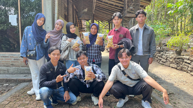 Mahasiswa UMY bersama pemilik UMKM Keripik Pisang Tantiwahyuningsih di Kalurahan Caturharjo, Bantul.