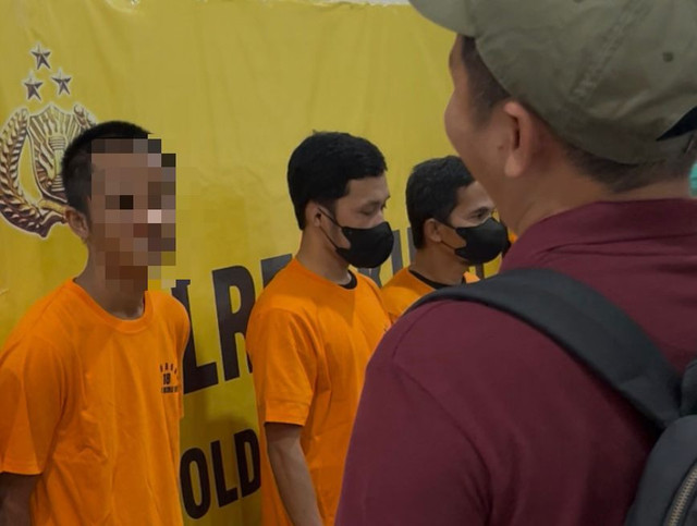 Pelaku berhasil diamankan dan ditampilkan saat konpers di Polres Kubu Raya. Foto: Rabiansyah/Hi!Pontianak.