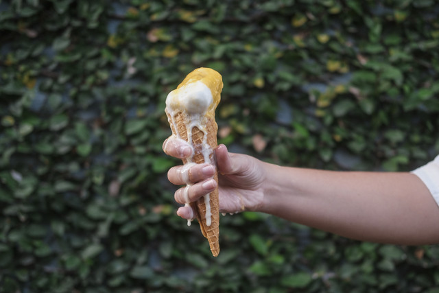 Ilustrasi makan es krim saat cuaca panas. Foto: moonmovie/Shutterstock