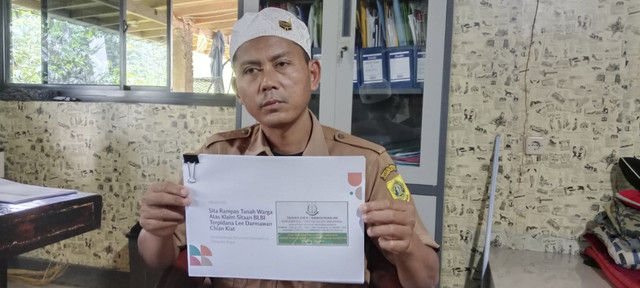 Sekretaris Desa Sukaharja, Adi Purwanto. Foto: kumparan