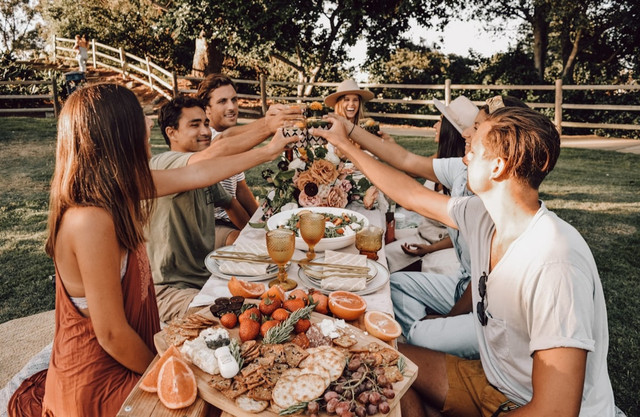 Ilustrasi Prompt Gemini AI Foto Piknik    Sumber Unsplash/Nicole Herrero