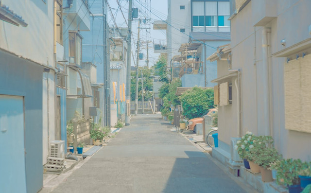 Ilustrasi Prompt Gemini AI Foto Masa Kecil dan Dewasa di Gang                                          Sumber Unsplash/Ivan Yeo