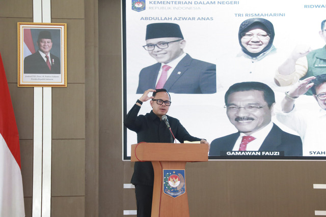Wamendagri Bima Arya Sugiarto saat memberikan keynote speech pada Pelatihan Kepemimpinan Administrator (PKA) dan Pelatihan Kepemimpinan Pengawas (PKP) di Aula Gunung Gede, PPSDM Regional Bandung, Kabupaten Sumedang, Senin (22/9/2025). Foto: Kemendagri RI